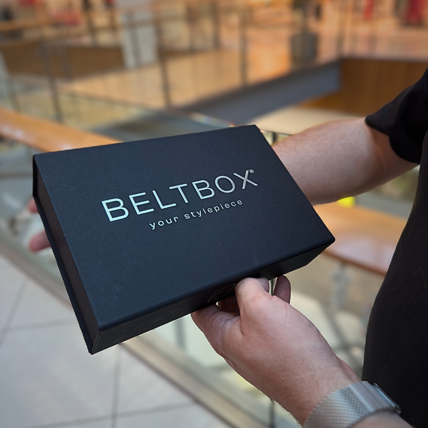 Създателят на BELTBOX с луксозна кутия – визия зад премиум мъжките колани без дупки, съчетаващи стил, качество и иновация.