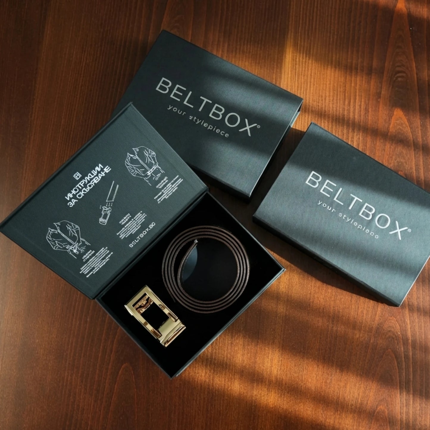 Луксозни три броя кутии с мъжки колан BELTBOX – елегантна опаковка, идеална за подарък, съдържаща премиум кожен колан без дупки с автоматична катарама без дупки.